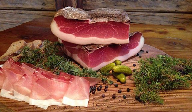 Antipasti con Sopressa, speck e formaggi di Asiago